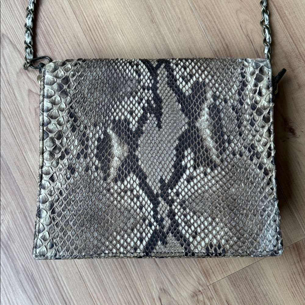 Chic Snakeskin Crossbody Bag